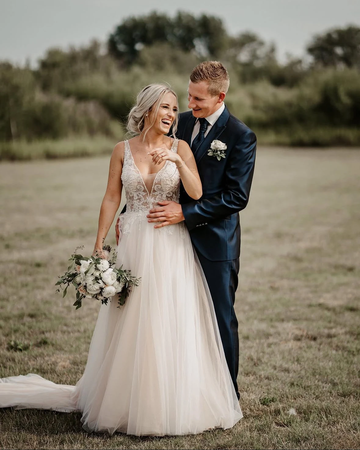 Lachen am Hochzeitstag · Braut Make-up und Haarstyling von Julyana